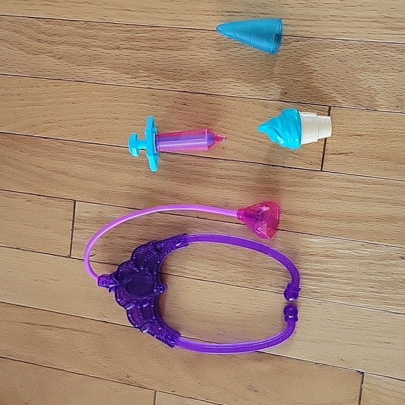 Barbie Unicorn Doctor Set Lights Up - Picture 5 of 8